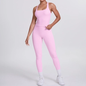 Détail du soutien-gorge de sport dos nageur rose et leggings taille haute pour femme