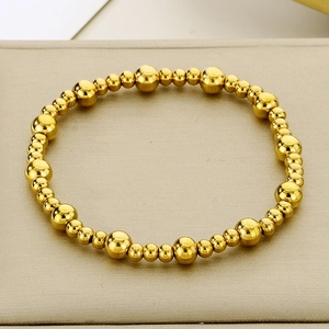 Vue détaillée du bracelet en perles d'acier inoxydable plaqué or 18 carats sur plateau