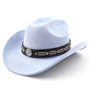 Dettaglio cappello da cowboy in camoscio azzurro con decoro turchese su fascia marrone