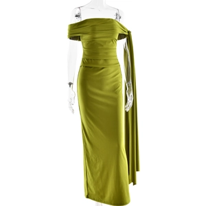 Détail de la robe moutarde à épaules dénudées avec plis élégants et ruban latéral long