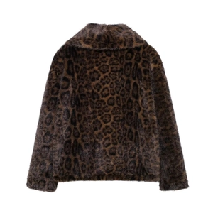 Vue arrière d'une veste en fausse fourrure duveteuse à imprimé léopard avec grand revers