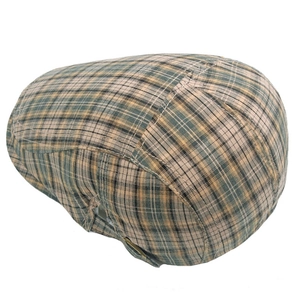 Détail de la casquette plate à carreaux jaune et vert avec boucle en métal