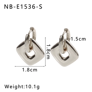 Détail de boucles d'oreilles carrées argentées avec dimensions 1,8 cm et poids de 10,1 g