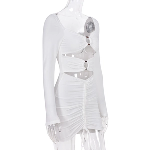 Detailansicht weißes figurbetontes Minikleid mit Taillenausschnitten und Metallring-Akzenten