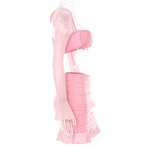 Détail de l'ensemble deux pièces en tulle rose avec haut court à volants et mini jupe