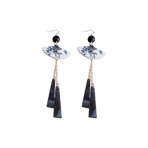 Boucles d'oreilles style chinois avec éventail et longs pompons en résine bleu foncé