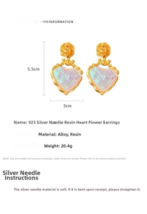 Gros plan sur boucles d'oreilles cœur en résine avec fleur et nœud papillon