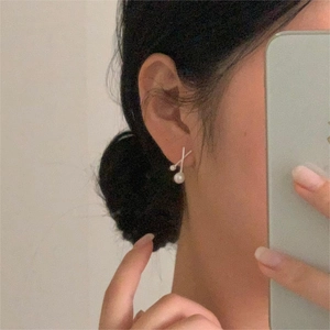 Minimalist S925 sterling silver cross earrings with round white pearl on model