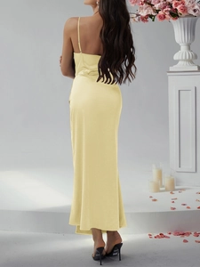 Détail de la robe longue en satin jaune clair montrant les fines bretelles et le tissu
