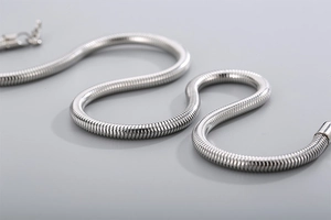 Gros plan d'une chaîne serpent en acier argenté montrant la texture du métal fin