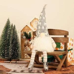 Gnome de Noël lumineux avec chapeau gris à flocons sur banc en bois décor