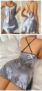 Détail de nuisette en satin gris argenté avec imprimés cœurs et bretelles croisées au dos