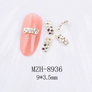 Makroansicht des goldenen Nailart-Charms mit 9x3.5mm geflochtener Seilstruktur