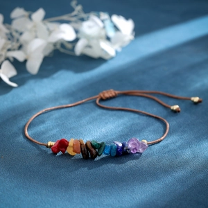 Bracciale chakra fatto a mano con pietre naturali colorate e cordino cerato intrecciato