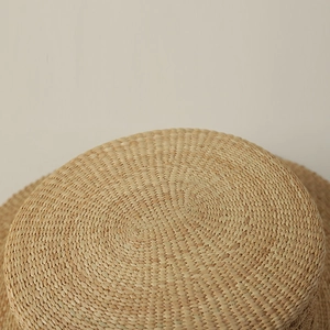 Makro-Detail der handgewebten Bast-Naturfaserstruktur eines Sonnenhutes für Damen