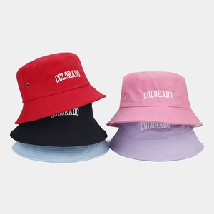 Mucchio di cappelli bucket in cotone colorati con ricamo Colorado in vari colori