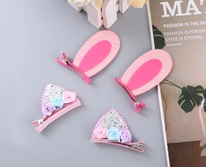 Détail de barrettes pour filles avec oreilles de lapin à paillettes et fleurs en tissu