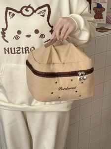 Trousse à maquillage beige matelassée avec broderie cœur et fermeture éclair double