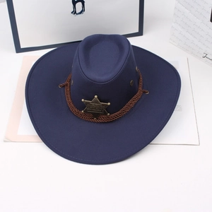 Detail eines dunkelblauen Cowboyhuts mit Sheriff-Stern und geflochtenem Seilband