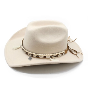 Détail d'un chapeau de cowboy bohème avec décorations de coquillages et de franges