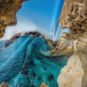Vue détaillée d'une tapisserie bohème avec paysage réaliste de grotte marine et océan bleu