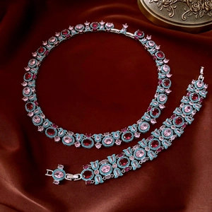 Dettaglio macro di collana e bracciale vintage in argento con pietre di zircone rosse