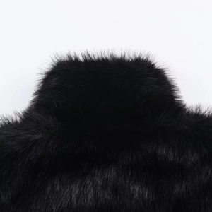 Gros plan sur la fourrure synthétique noire montrant la texture longue et les fibres douces