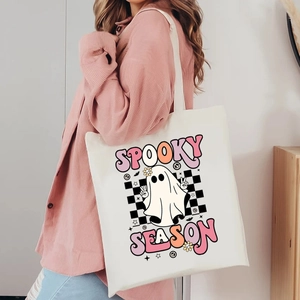 Dettaglio della borsa Halloween Spooky Season con motivi a fantasma e cuciture forti