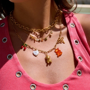 Dettaglio della collana multistrato in acciaio con ciondoli a forma di orso e cuore