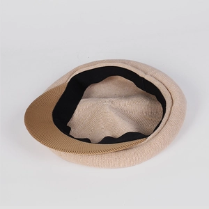 Détail du chapeau octogonal en tricot avec texture beige et bande de confort noire