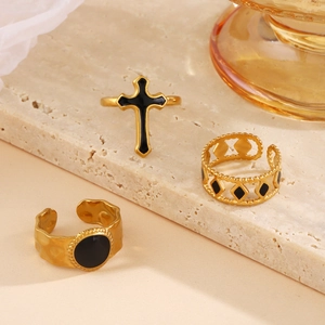 Dreiteiliges vergoldetes Edelstahl-Ring-Set mit schwarzer Emaille im Retro-Stil