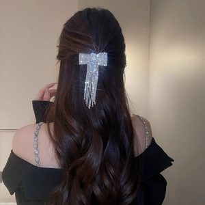 Gros plan d'une pince à cheveux nœud en strass avec de longues franges élégantes