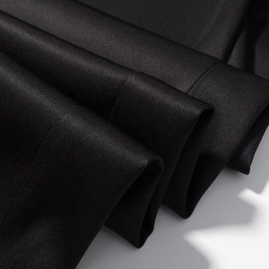 Makro-Detail von schwarzem Twill-Stoff mit feiner Textur und elegantem Fall