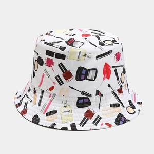 Détail d'un chapeau bob blanc avec imprimés de cosmétiques colorés et coutures précises