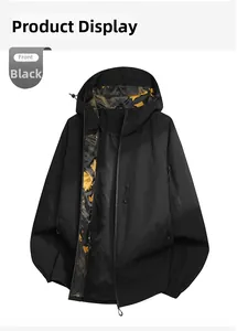 Vorderansicht der schwarzen Outdoorjacke mit Camouflage-Futter und Kapuzendesign