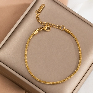 Detailansicht des 18K Gold Stern Armbands mit Karabinerverschluss und Verlängerung