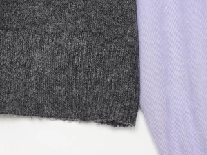 Macro comparaison entre maille gris foncé et tissu côtelé violet clair détaillé