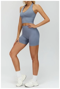 Vue macro du short de yoga bleu-gris sans couture taille haute avec tissu de compression