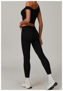 Vue arrière d'un débardeur de yoga asymétrique noir et d'un legging de fitness taille haute
