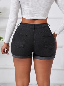 Rückansicht schwarzer High-Waist Denim-Shorts mit Rissen und umgeschlagenem Saum