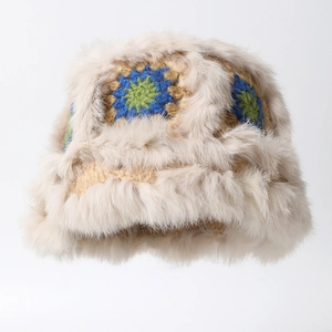 Cappello a secchiello invernale in peluche bianco crema con dettagli floreali all'uncinetto