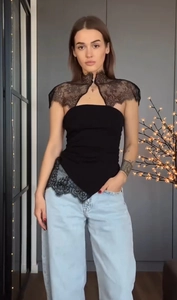 Vue détaillée du haut noir ajusté avec col en dentelle et ourlet en dentelle élégant