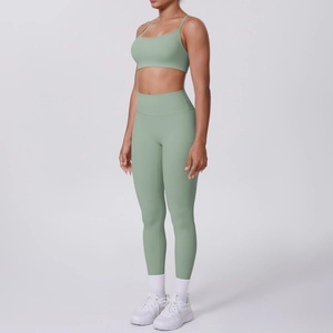 Vue latérale d'un ensemble de yoga vert menthe avec legging taille haute et brassière