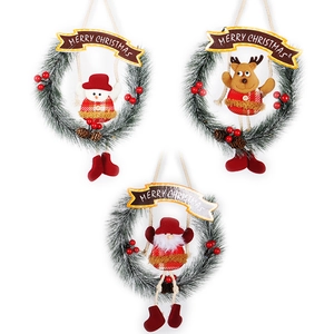 Drei Weihnachtskränze mit Weihnachtsmann, Schneemann und Rentier sowie Merry Christmas Banner