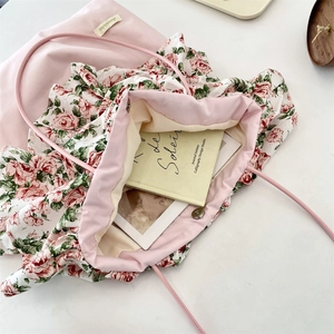 Dettaglio della borsa tote floreale con fodera interna a rose e chiusura magnetica