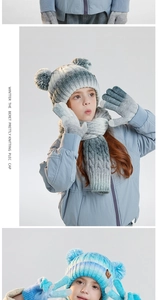 Detalle del conjunto de punto degradado infantil con gorro con pompones, bufanda y guantes