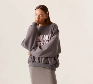 Nahaufnahme des grauen Vintage-Sweatshirts mit 'MY MOOD'-Schriftzug und Rippbündchen