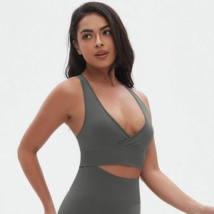 Détail de la brassière croisée en V et du legging taille haute en gris anthracite sans couture