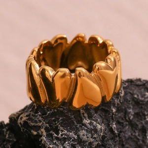 Close-up of 18K gold-plated stainless steel ring with continuous heart design on black stone