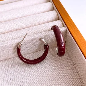 Boucles d'oreilles créoles en C avec texture cuir rouge foncé et épingles en métal argent